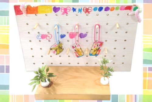 ポケットモンスターのピカチュウのキーホルダーを飾ったディスプレイキーホルダースタンドの画像