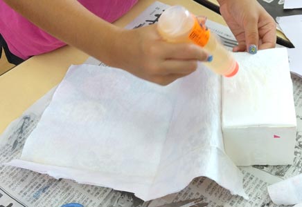 牛乳パックで作る簡単な貯金箱を制作している時の画像