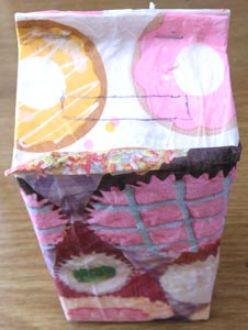牛乳パックで作る簡単な貯金箱を制作している時の画像2