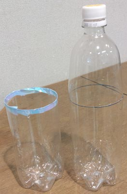 頭部分をカットしたペットボトル