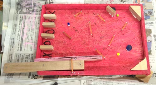 木材を使った手作りのパチンコゲーム